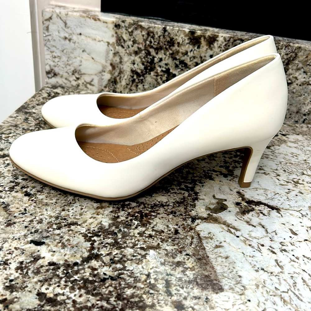 Women’s white 2.5” heels - Picture 4 of 5